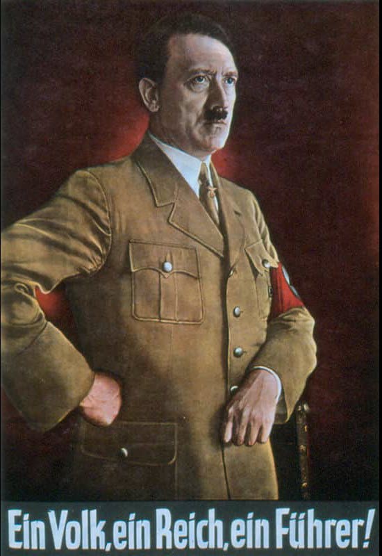 Cartaz icónico mostrando Hitler com a frase "Um Povo, um Império, um Líder", exemplificando a técnica de simplificação e repetição de mensagens.