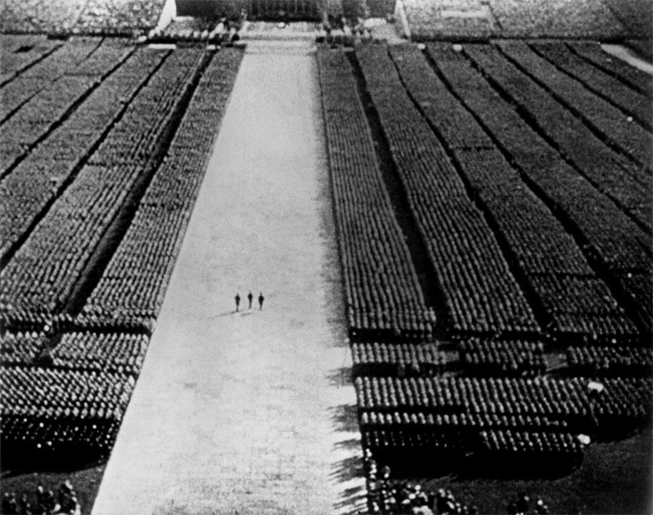 Imagem retirada de um documentário propagandístico emblemático, retratando a coreografia das multidões no Congresso do Partido Nazi em Nuremberga.