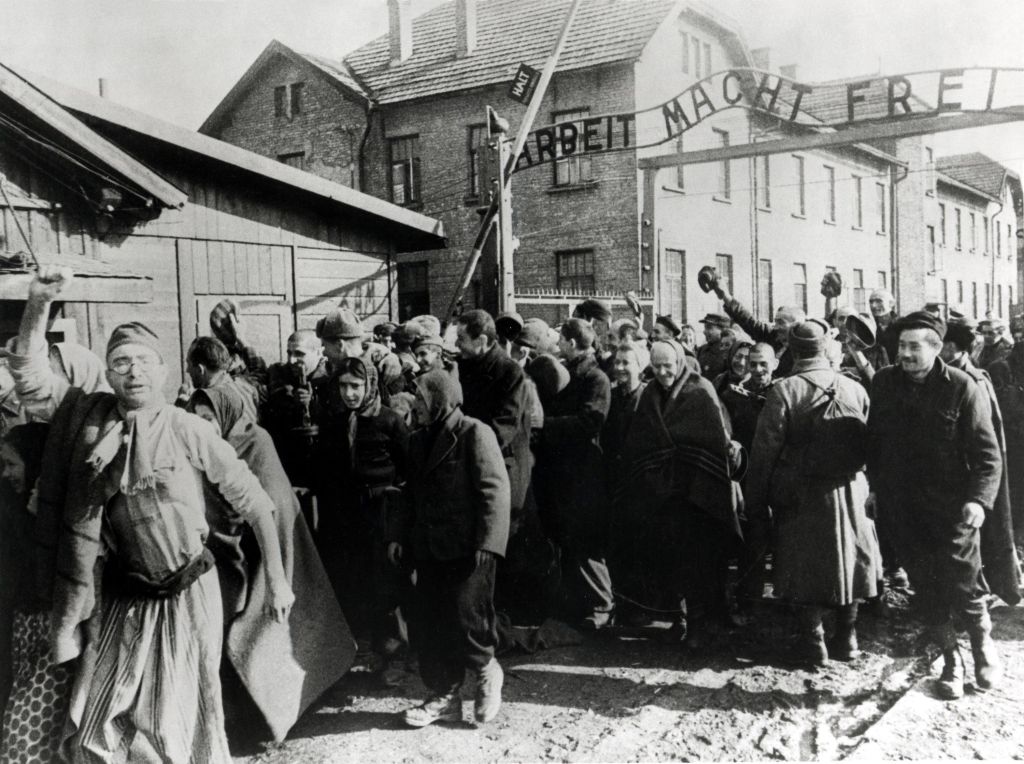 "Sobreviventes de Auschwitz no momento da libertação pelo Exército Vermelho em 27 de janeiro de 1945, muitos em estado crítico de saúde."