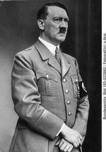 Retrato oficial de Adolf Hitler utilizado em edifícios públicos alemães, demonstrando técnicas visuais para criar uma imagem de autoridade e liderança.
