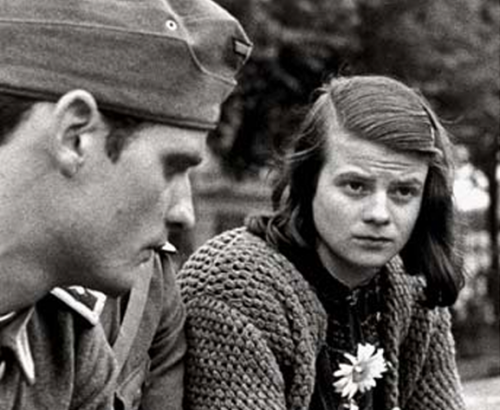 ophie e Hans Scholl, membros do grupo de resistência Rosa Branca, fotografados antes de sua execução em 1943, exemplos de resistência psicológica à manipulação nazi através de contra-propaganda.