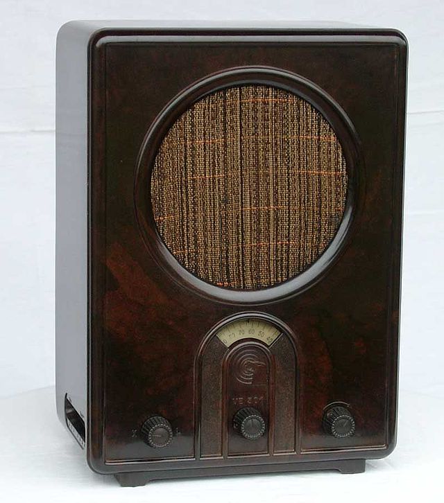 Volksempfänger (Rádio do Povo), aparelho económico desenvolvido sob ordens de Goebbels para garantir que a propaganda nazi alcançasse todos os lares alemães, exemplo de ferramenta de manipulação psicológica em massa.