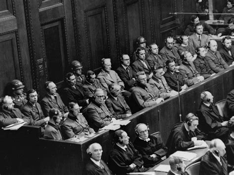 Médicos nazis sentados no tribunal durante os Julgamentos de Nuremberga, acusados de crimes contra a humanidade.